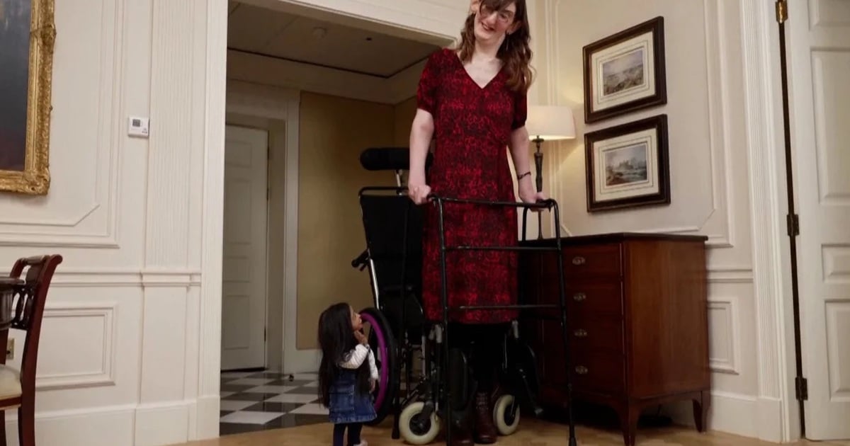 Tea party between the world's tallest and shortest women