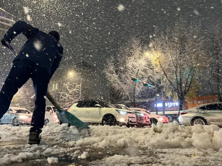 Record-breaking snowfall has severely affected traffic. (Photo: Yonhap)