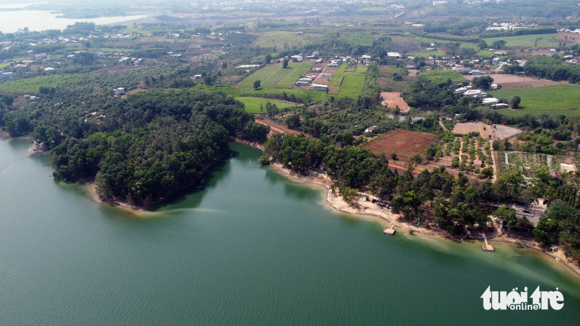 Ven al lago Tri An para pasar unas vacaciones y disfruta del frescor del bosque y el lago.