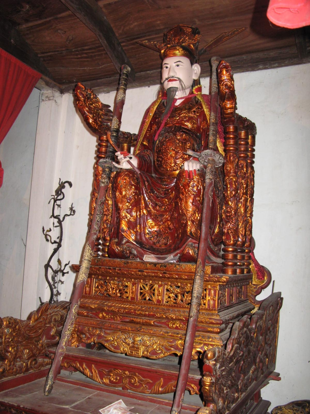 The statue of Tran Hung Dao in Trung Ban communal house is associated with the legend of his hair falling out while he was commanding a battle. This is considered one of the most beautiful statues of Tran Hung Dao in Vietnam.