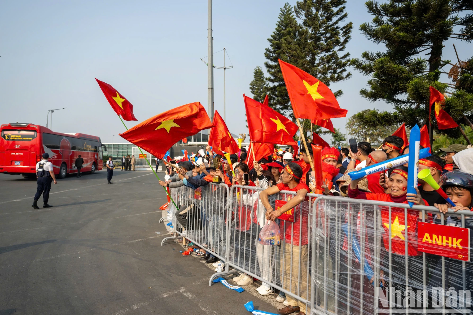 [Photo] Fans welcome the champions home photo 2