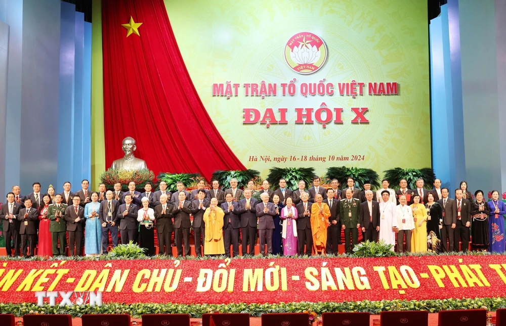 Party and State leaders take a group photo with delegates. (Photo: VNA)