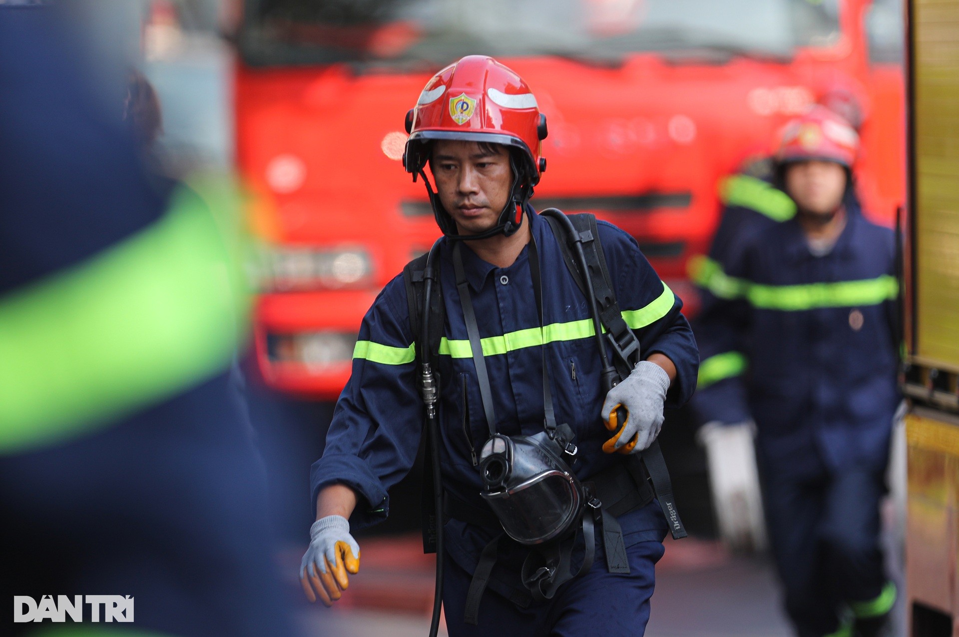 Etwa 30 Soldaten löschten den Brand unter der Ba Son-Brücke und retteten zwei Menschen. Foto 8