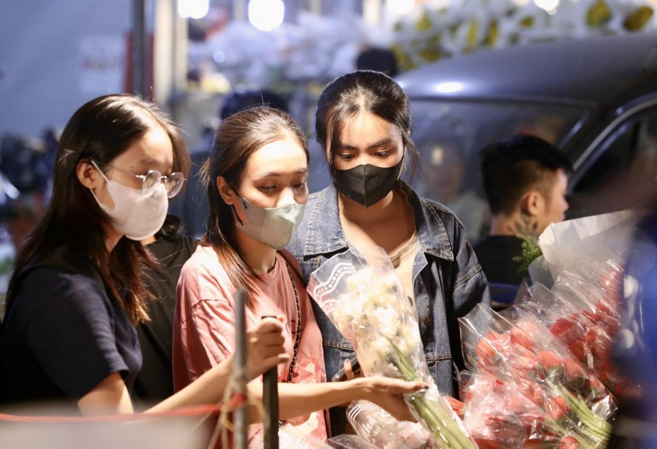 ベトナム女性の日を前にクアンアン夜の花市場は賑わっている（写真5）