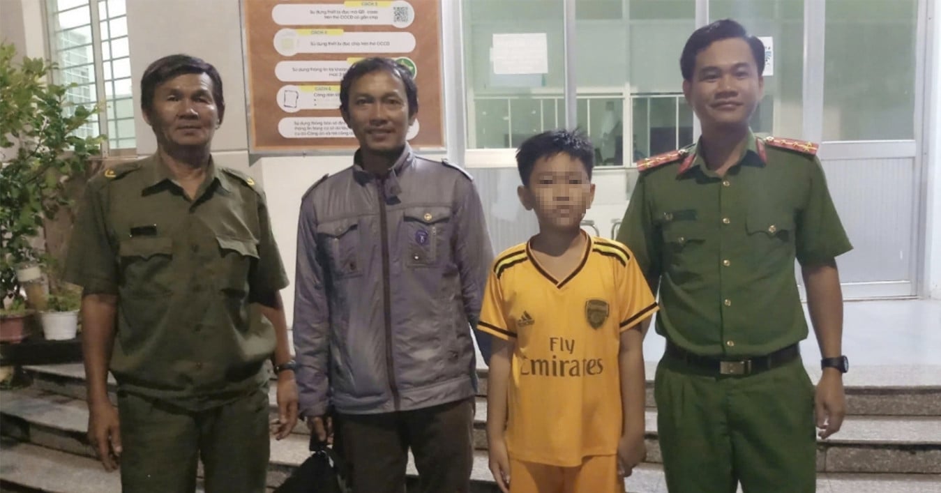 11-jähriger Junge verirrt sich, radelte mehr als 40 km von An Giang nach Kien Giang