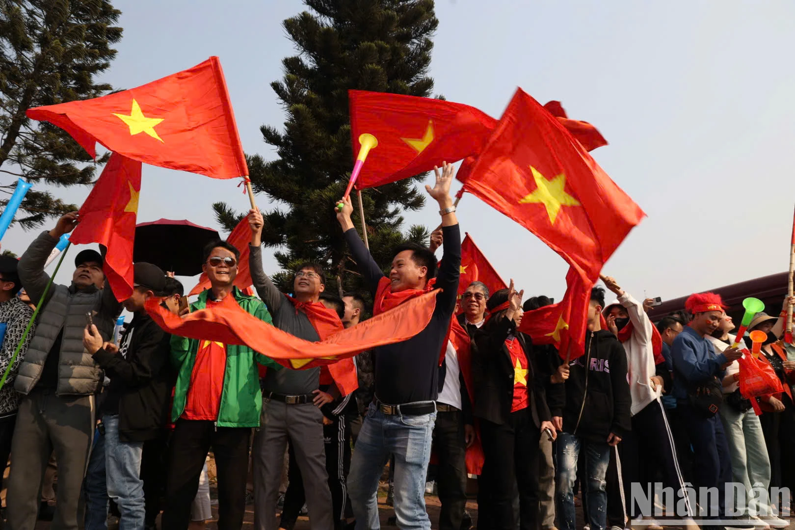 [Photo] Fans welcome the champions home photo 12