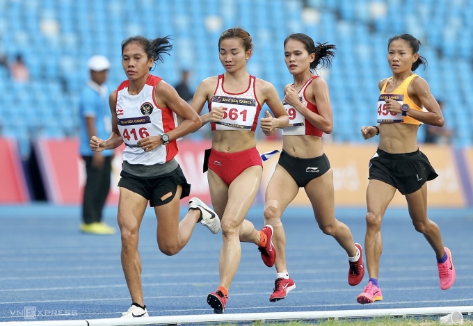 Odekta Elvina (No. 416) led for most of the time in the women's 10,000m race at the 32nd SEA Games. Photo: Hieu Luong