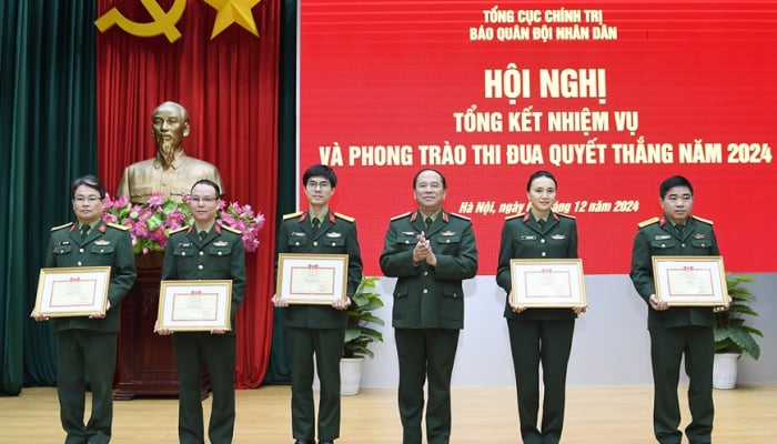 Báo Quân đội nhân dân khen thưởng các tập thể, cá nhân có thành tích xuất sắc trong Phong trào Thi đua Quyết thắng