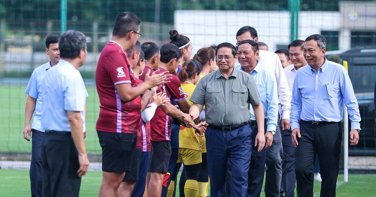 首相、2023年ワールドカップに向けて出発前にベトナム女子サッカー代表チームを激励