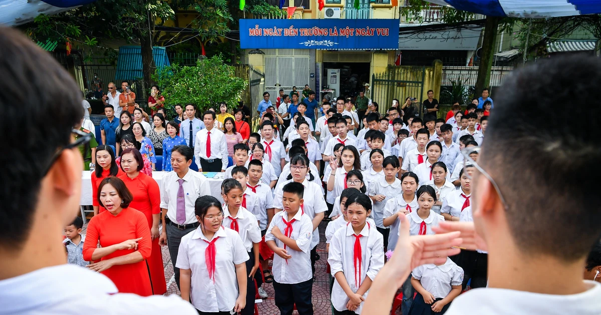 [Video] Xúc động lễ chào cờ, hát Quốc ca... bằng tay ở Hà Nội