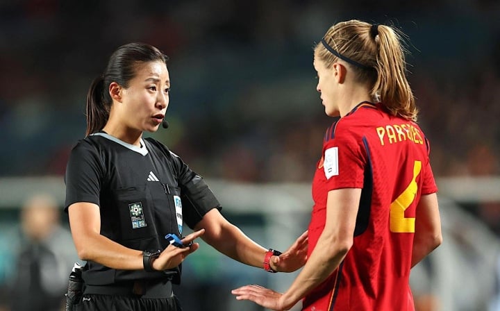 Referee Oh explains to the Spanish player.