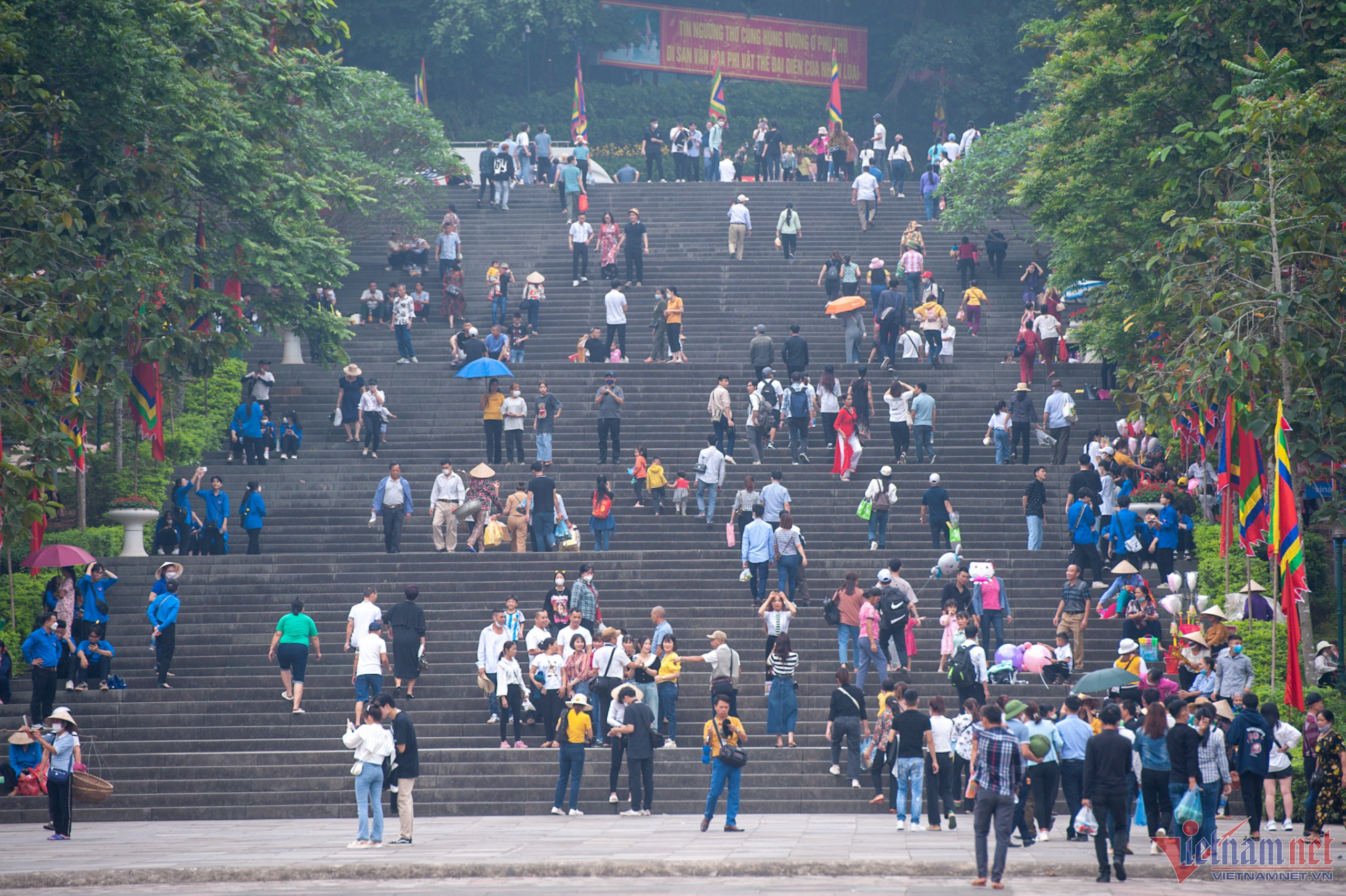 Des touristes du monde entier affluent au temple Hung avant le festival principal