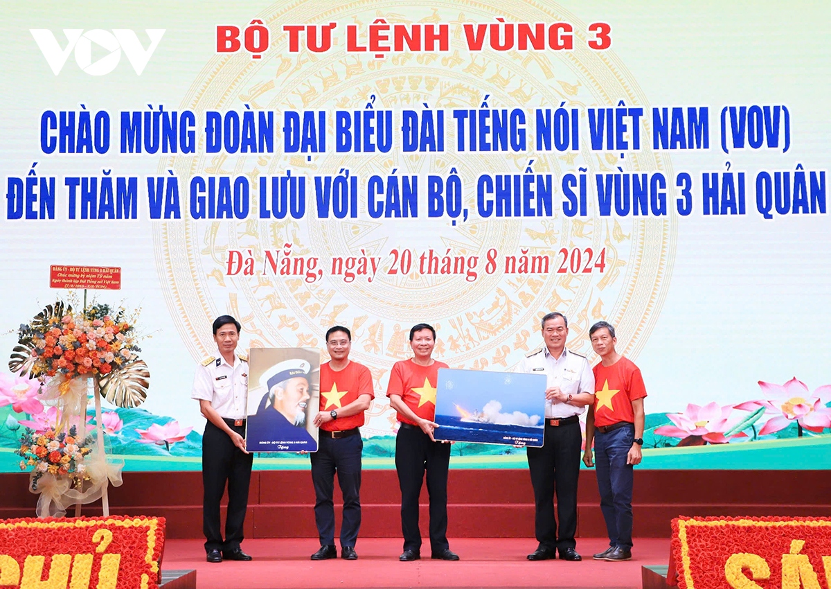 Doan cong tac vov giao luu voi can bo, chien si vung 3 hai quan hinh anh 2