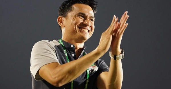 Coach Kiatisak has a strange move when talking about the Thai team