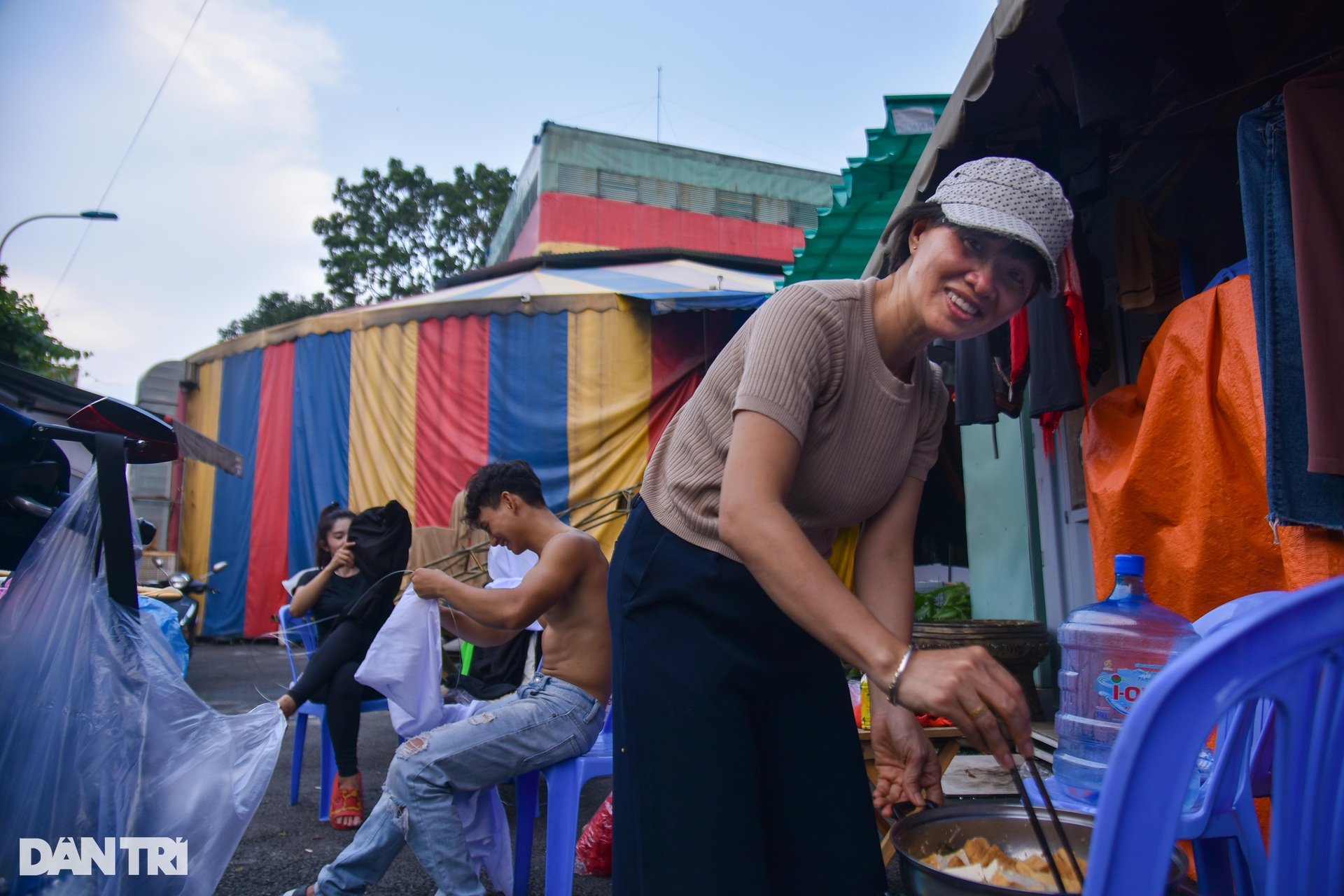 Những bóng hồng thầm lặng sau sân khấu - 9