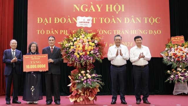 Le président du Comité populaire de la ville, Tran Sy Thanh, a assisté au Grand Festival de solidarité dans le district de Hoan Kiem