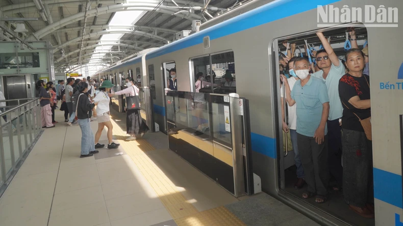 Ngày đầu vận hành tuyến Metro số 1 đón 150.000 khách ảnh 1