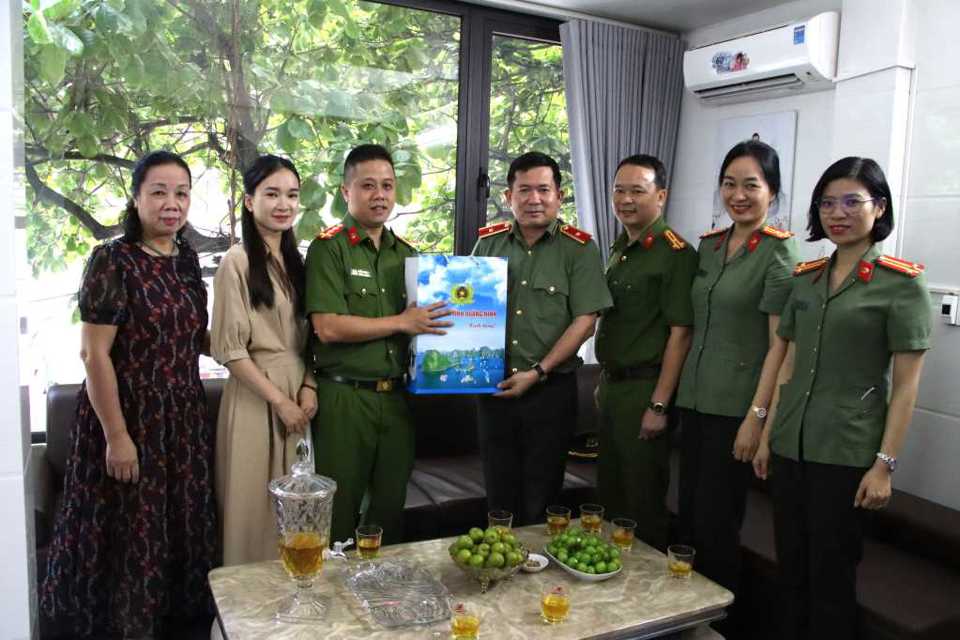 Major General Dinh Van Noi visited and presented gifts to families of wounded and fallen soldiers. Photo: QN Newspaper.