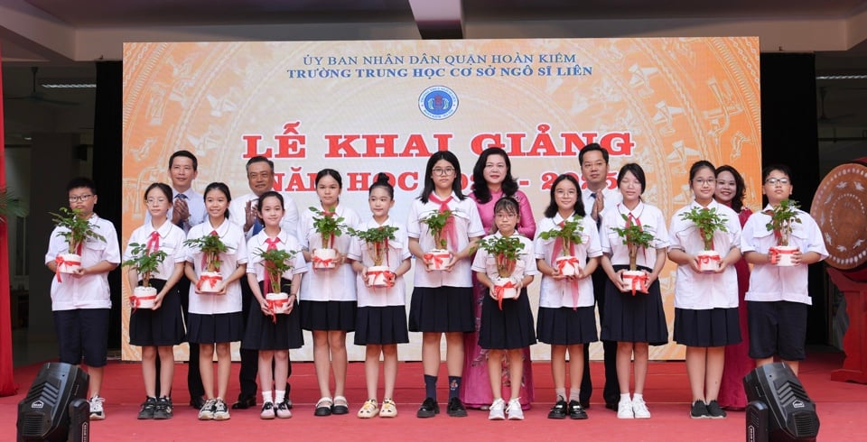 Chairman of Hanoi People's Committee Tran Sy Thanh and delegates presented trees to 6th grade students of Ngo Si Lien Secondary School. Photo: Hong Thai