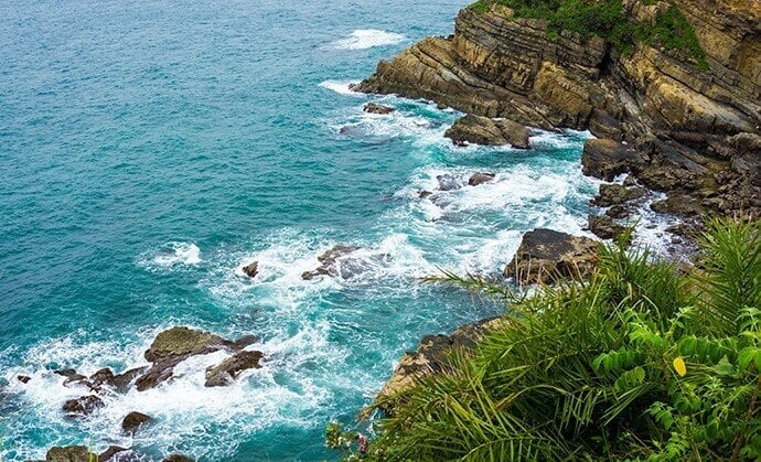 コト島は、白い砂浜と澄んだ青い海が広がる美しいビーチで観光客を魅了します。