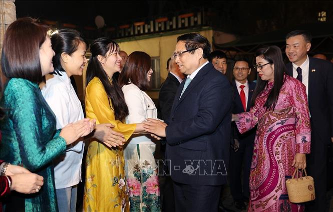 Prime Minister Pham Minh Chinh and his wife meet the Vietnamese community in the Czech Republic