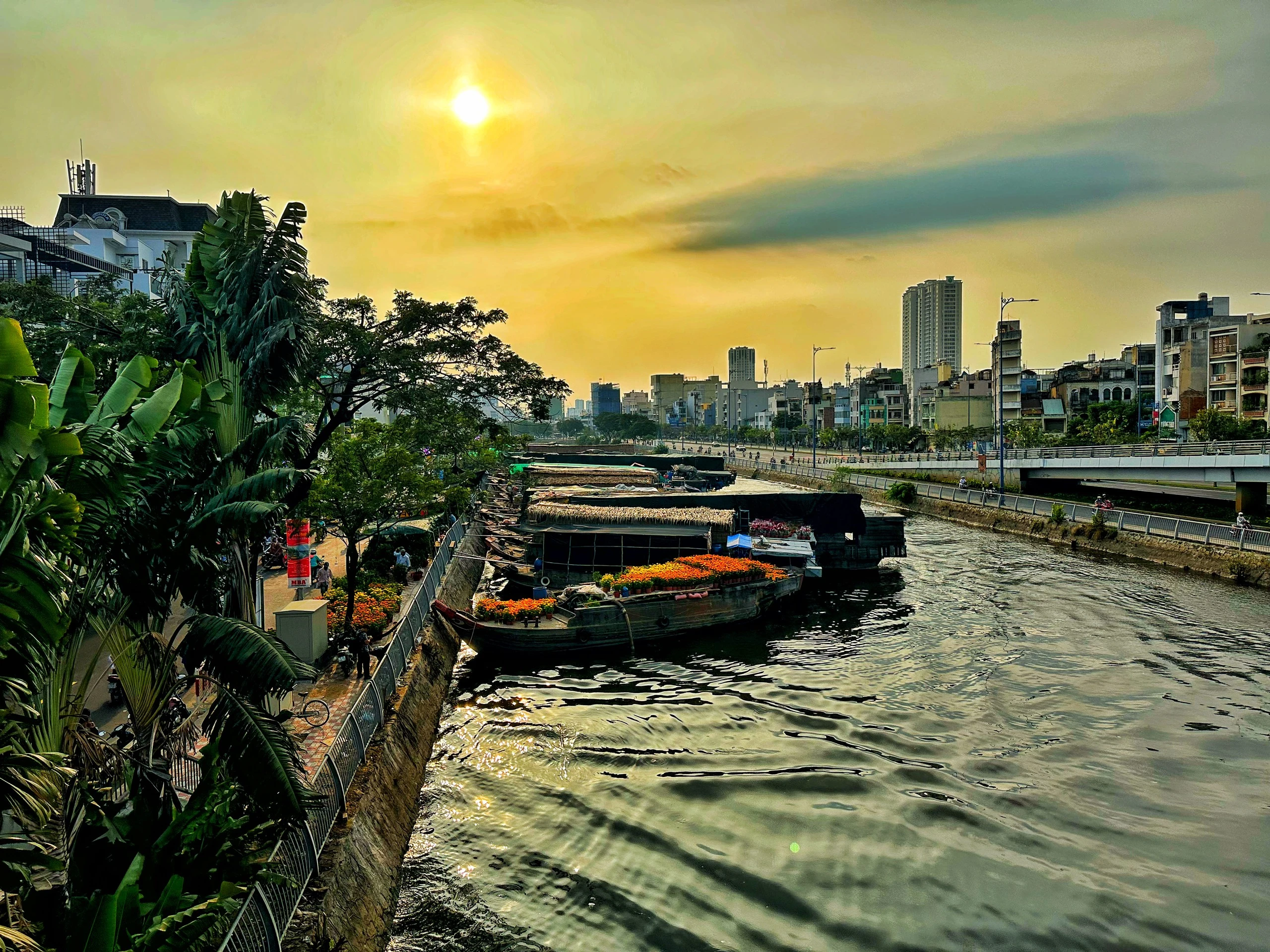 Bustling flower market 'On the wharf, under the boat', the only one in Ho Chi Minh City