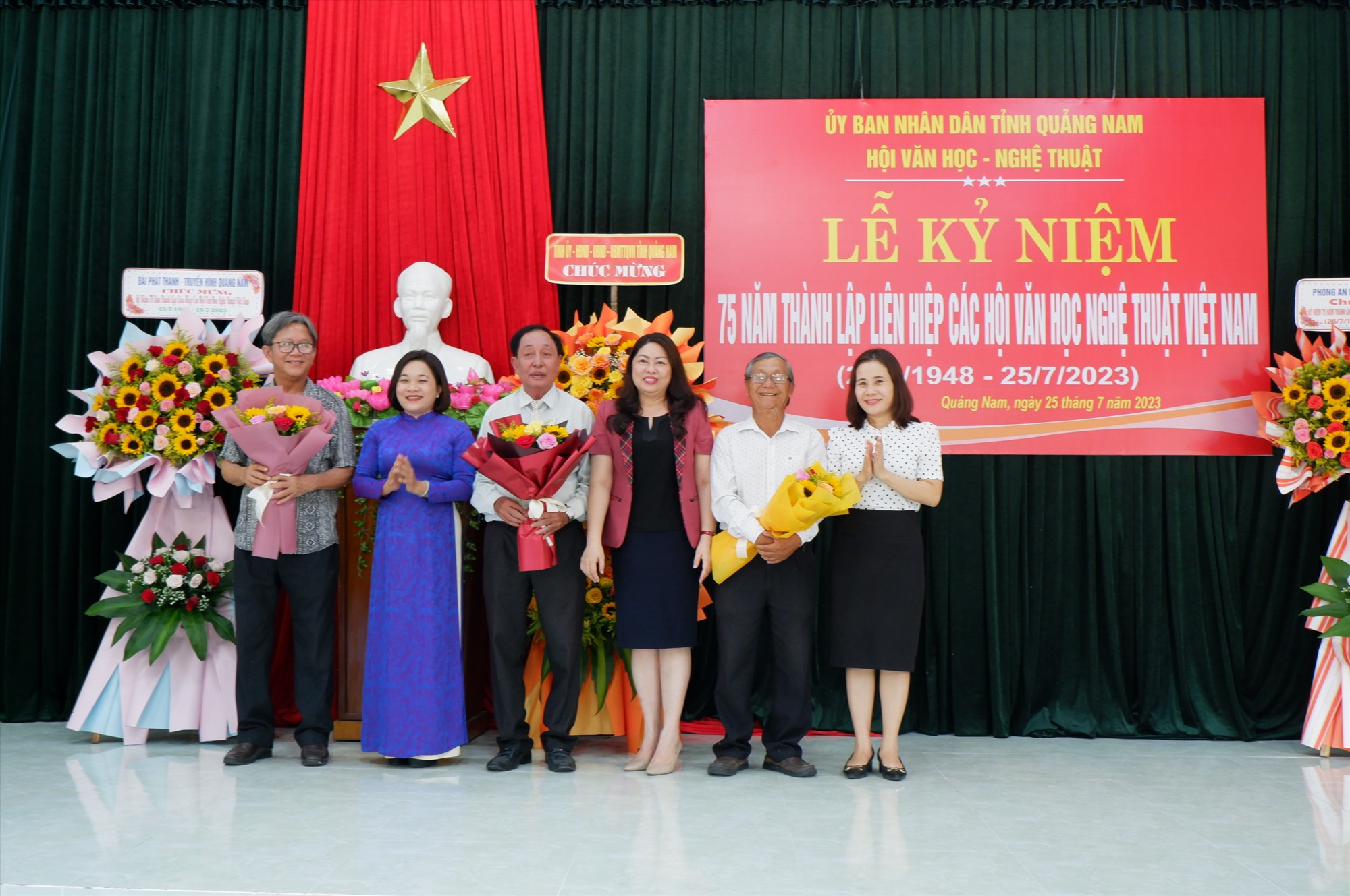 Authors who won the State Prize for Literature and Arts received congratulatory flowers from provincial leaders. Photo: X.H