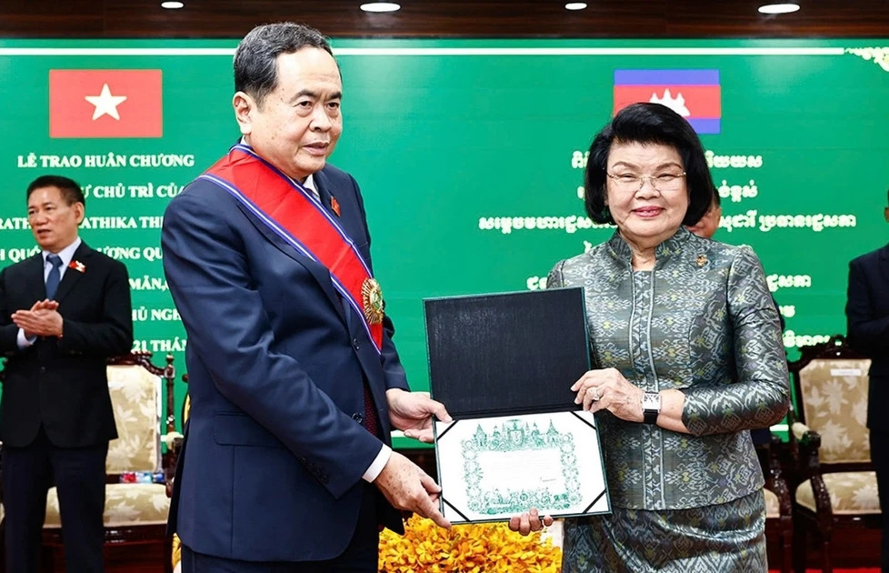 Cambodia presents National Assembly Chairman Tran Thanh Man with the Grand Cross of Merit Order