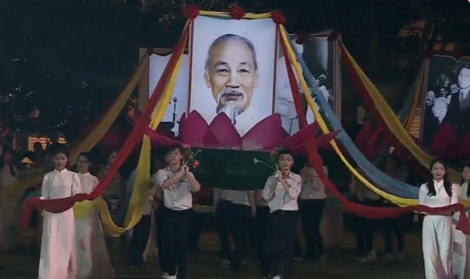 5月11日の夕方、スタジアムでゲアン省ナムダン郡キム・リエン人民委員会は、2024年ロータス村祭りの開会式を厳粛に開催した。