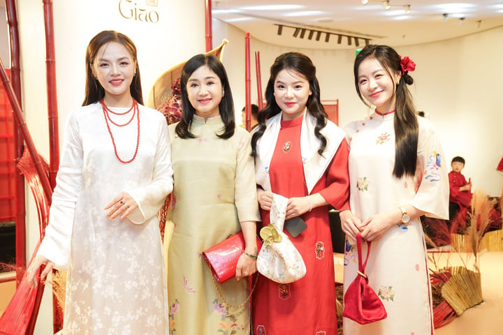 تحمل مجموعة An Ky Tan Giao قصة ثقافية، ويصبح كل Ao Dai رمزًا للاستمرارية، حيث يمتزج الماضي بالحاضر، حيث تجد القيم الأصلية تحولاً في مكان وزمان جديدين. تستلهم التصاميم من فنون الزخرفة في عهد أسرة نجوين مع رموز خاصة تمثل أمنيات الحظ والسلام. كما يتم إعادة إنشاء الأنشطة المألوفة في اليوم الأول من العام مثل الذهاب إلى المعبد وإطلاق الأسماك واللعب بأزهار النرجس من خلال رسومات حصرية بزخارف حادة وحيوية مطبوعة ومطرزة يدويًا.