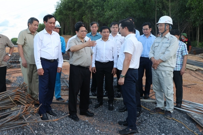 Thủ tướng kiểm tra hiện trường dự án cao tốc Vạn Ninh - Cam Lộ. Ảnh: Nhật Bắc
