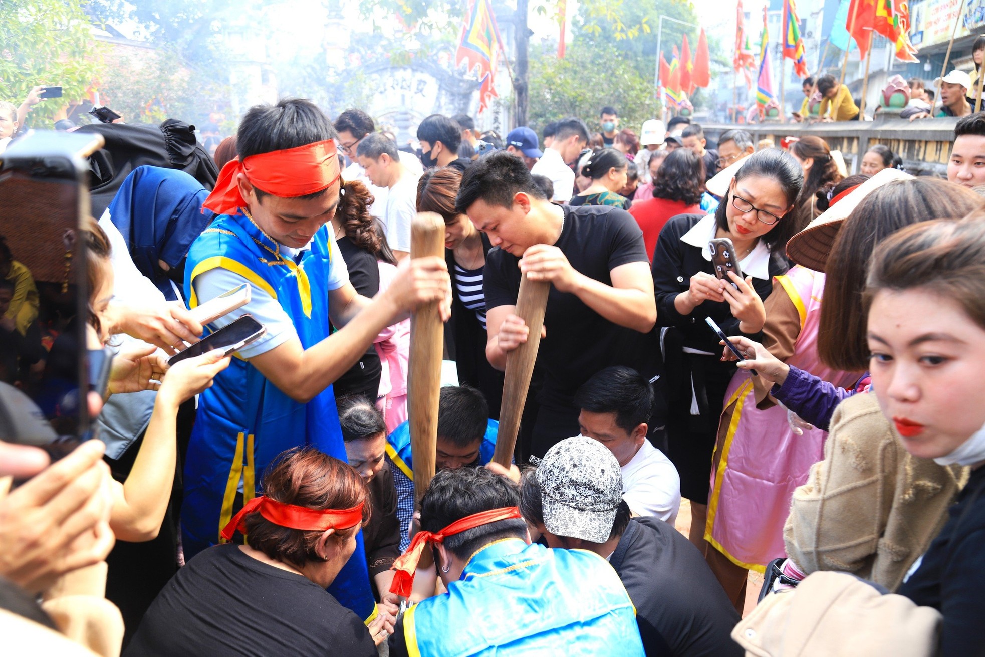 Concours unique de fabrication de feu et de cuisson du riz dans les villages de banlieue de Hanoi, photo 4