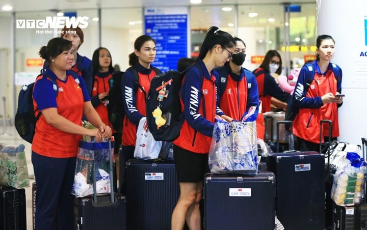 L'équipe vietnamienne de volley-ball a atterri à l'aéroport de Noi Bai à 18h00 le 7 septembre, après avoir terminé son voyage au Championnat d'Asie 2023.