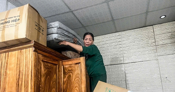 People in the "flood center" area of ​​Da Nang put their belongings high, anxiously waiting for... storm Tra Mi