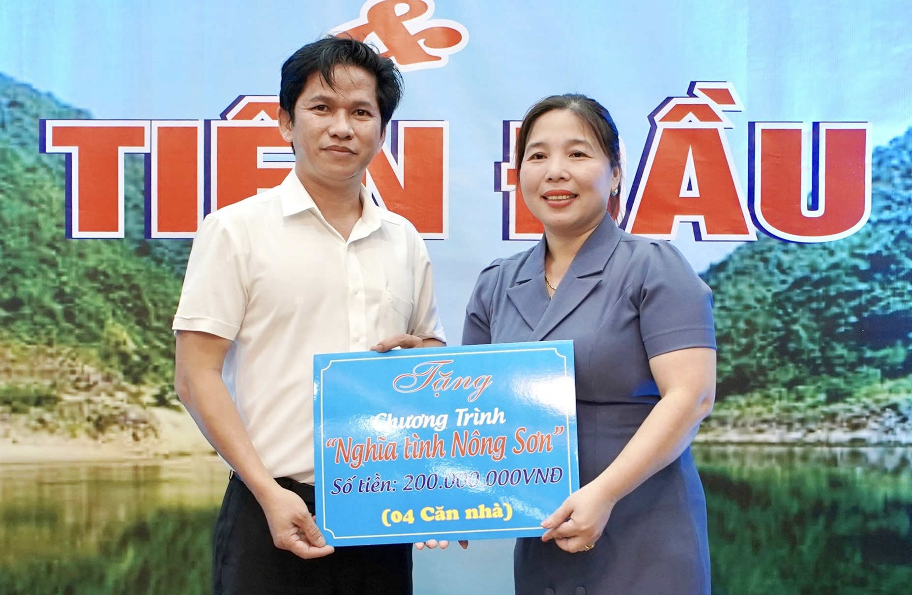 Vice Chairwoman of Nong Son District People's Committee - Nguyen Thi Thu Thuy received the temporary housing demolition symbol from businesses. Photo: TAM LE