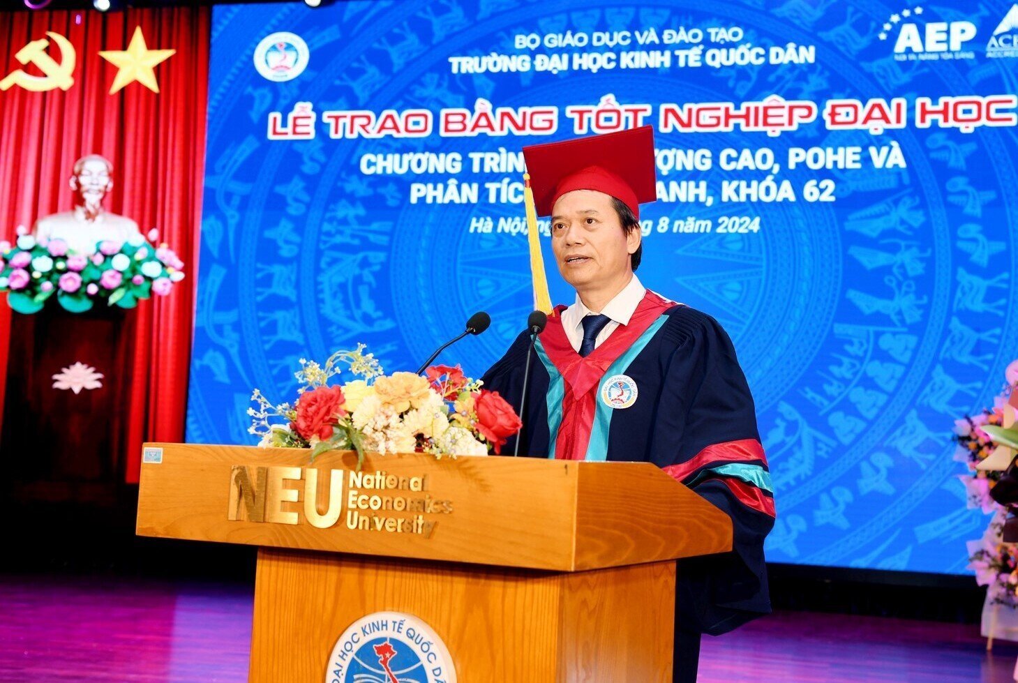 សាស្ត្រាចារ្យបណ្ឌិត ផាម ហុងជួង ប្រធានសាកលវិទ្យាល័យសេដ្ឋកិច្ចជាតិ។