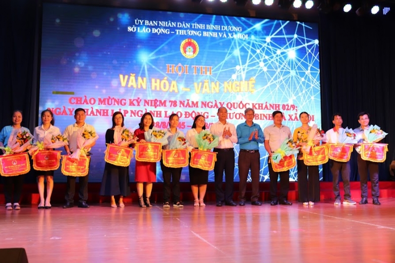 Mr. Trinh Tan Tai (white shirt), Director of the Department of Labor, Invalids and Social Affairs, presented souvenir flags to 11 teams participating in the competition.