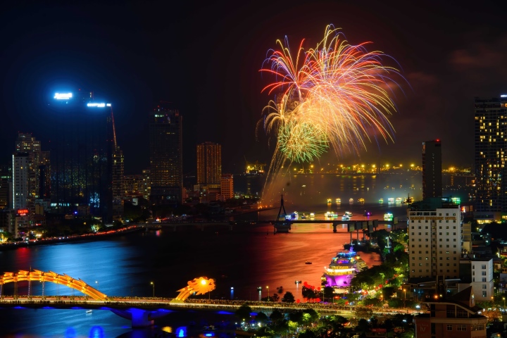 Cuando vengas a Da Nang, no puedes perderte el surrealista y hermoso espectáculo de fuegos artificiales en la noche del 10 al 1 de junio.