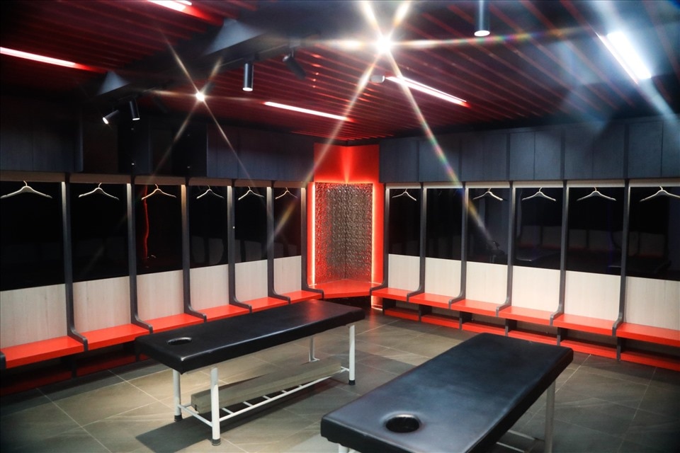 Lach Tray stadium changing room is very modern and clean.