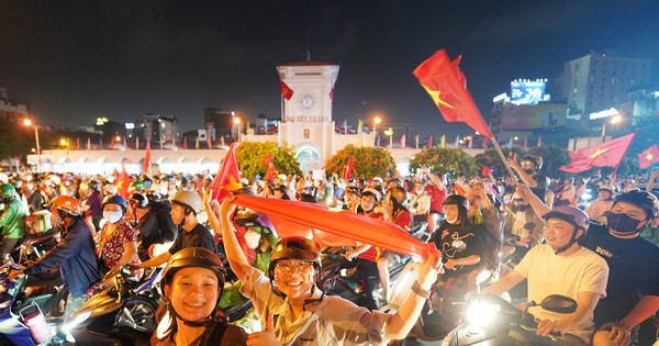 Ho Chi Minh City fans dye Ben Thanh market and central streets red