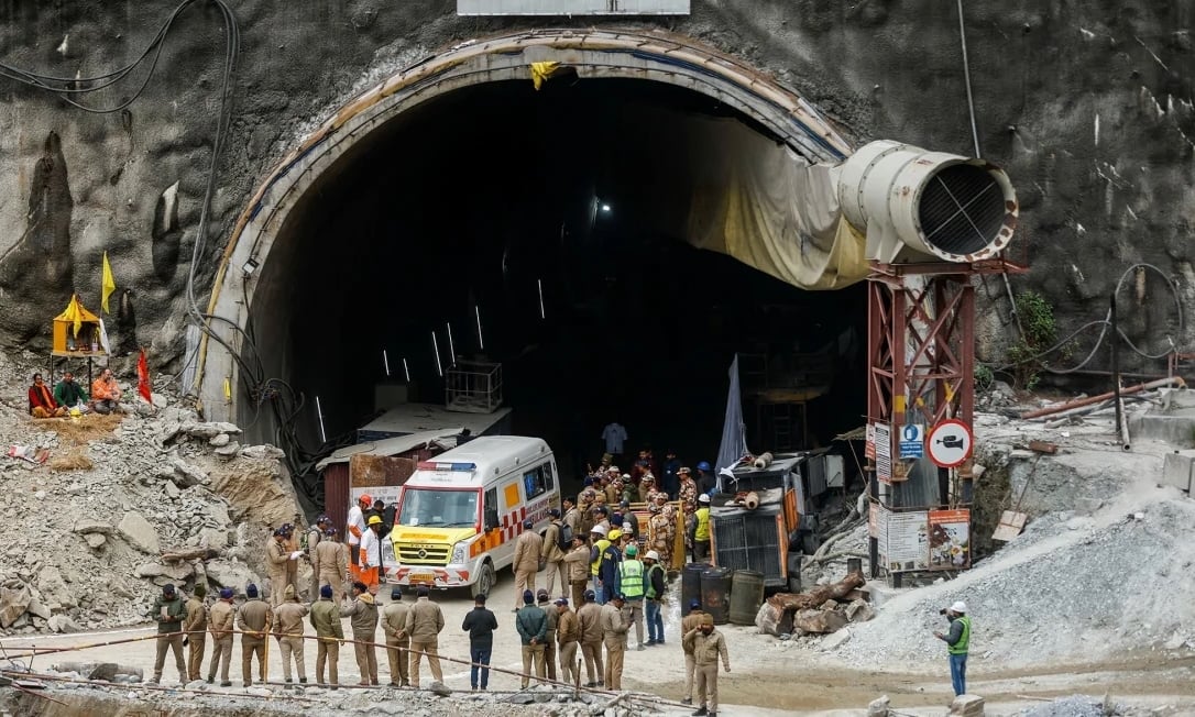 Indische Rettungskräfte finden bei Grabungen 41 Arbeiter, die 17 Tage lang eingeschlossen waren