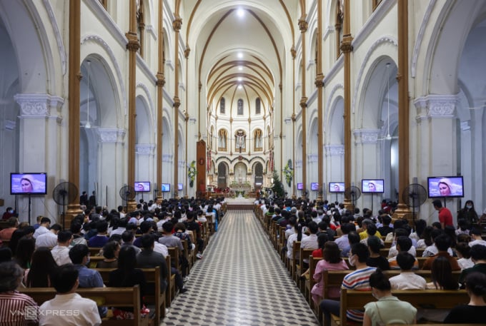 À l'intérieur de la cathédrale Notre-Dame (HCMV) le jour de Noël. Photo : Quynh Tran