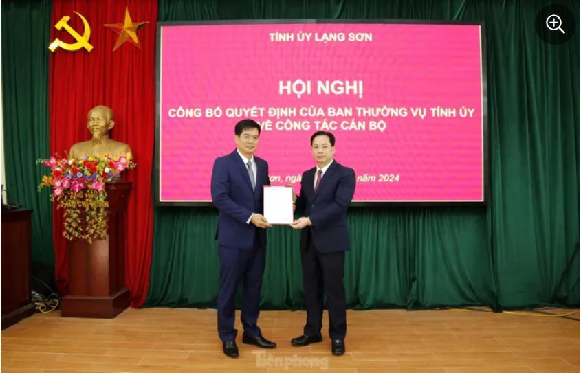 &Ocirc;ng Ho&agrave;ng Văn Nghiệm, Ph&oacute; B&iacute; thư Thường trực Tỉnh ủy Lạng Sơn trao Quyết định của Ban Thường vụ Tỉnh ủy cho &ocirc;ng Nguyễn Sỹ T&acirc;n.