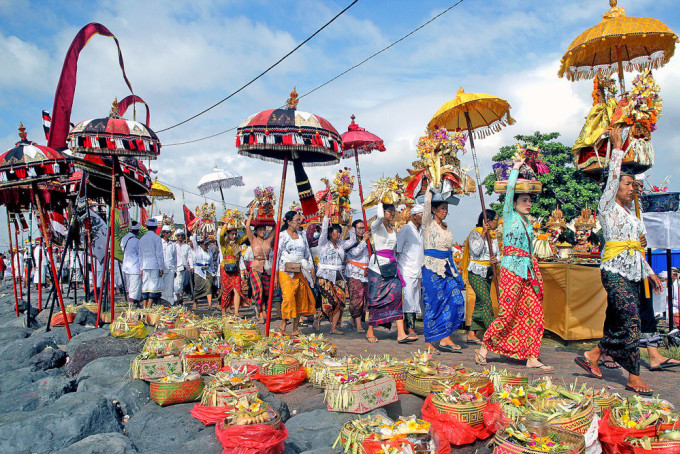 Người dân tham gia lễ hội địa phương trên đảo Bali, Indonesia. Ảnh: Jakarta Post