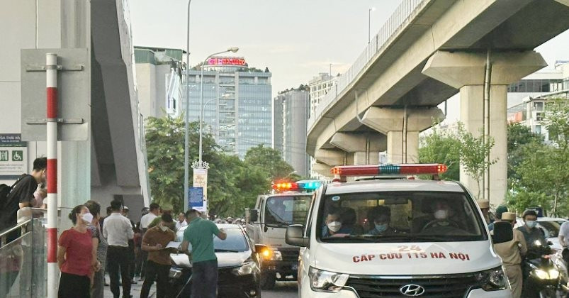 Un joven cae de la estación de tren de Cat Linh