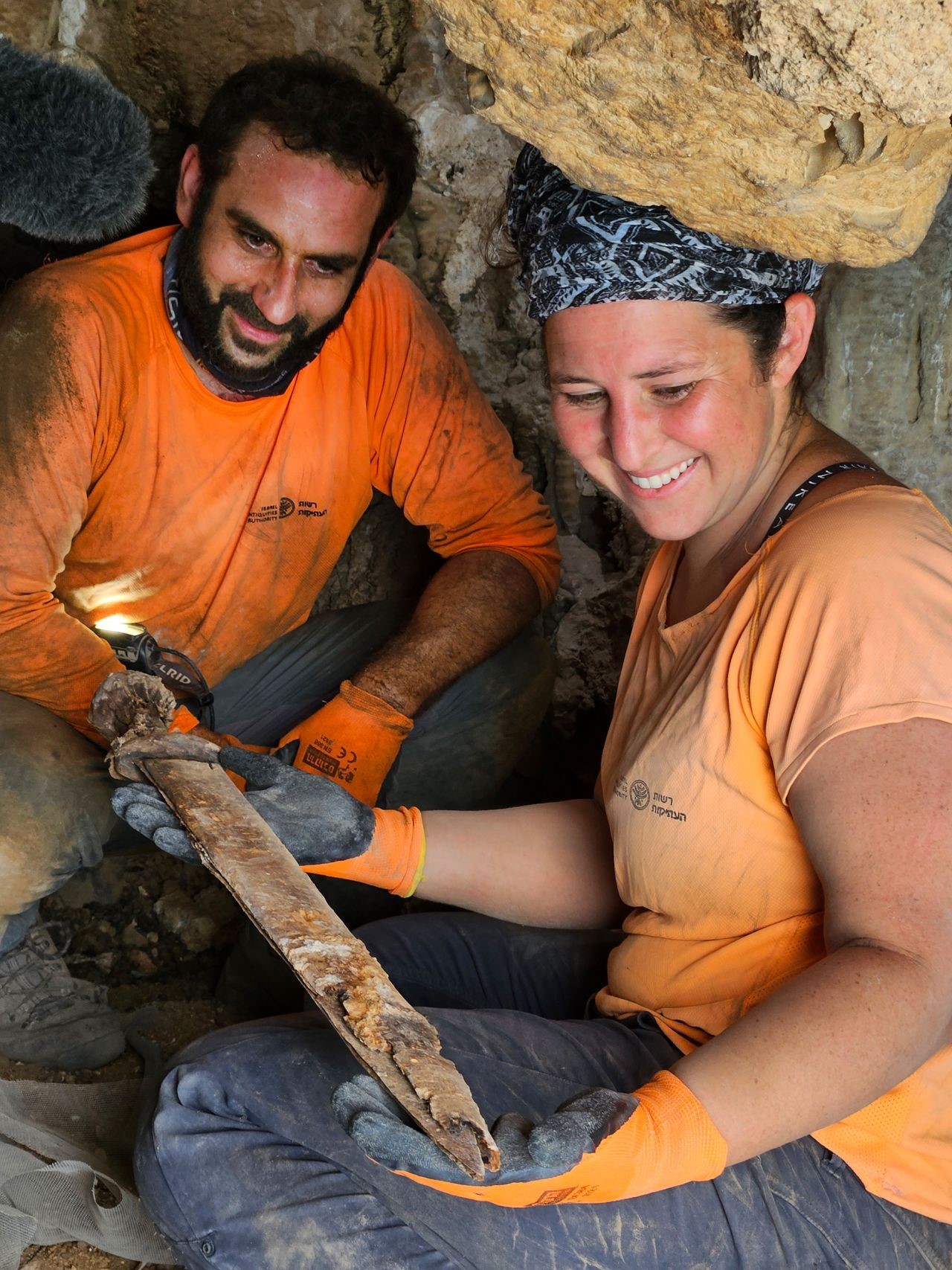 World - Four 1,900-year-old swords found in a cave in Israel (Photo 3).