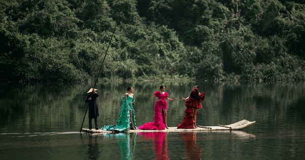 H'Hen Nie, Ngoc Chau y Xuan Hanh suben a una balsa hacia la pasarela en el desfile de Le Thanh Hoa