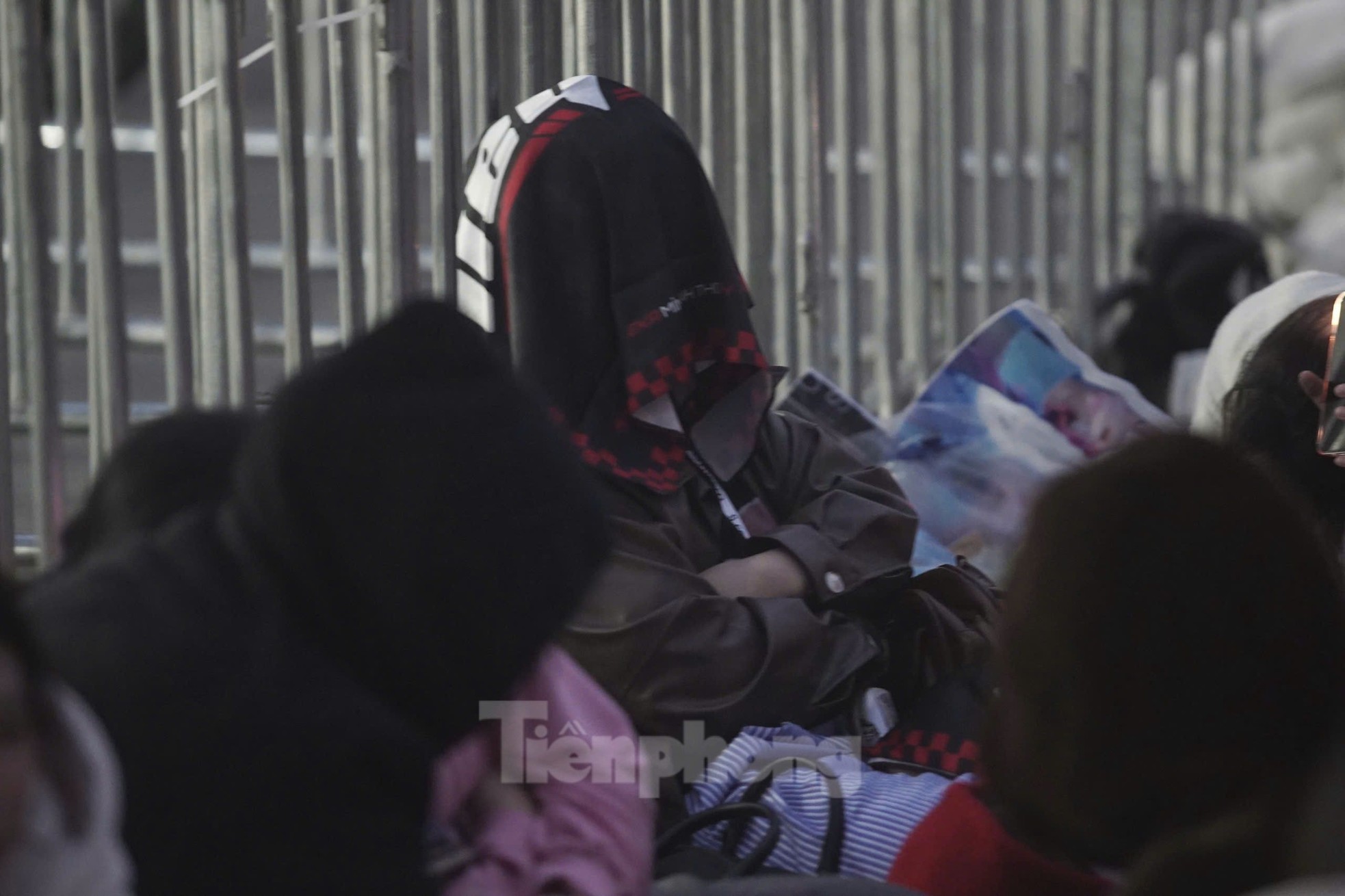 Long lines of spectators covered in scarves, sitting and sleeping right in front of My Dinh Stadium, photo 14