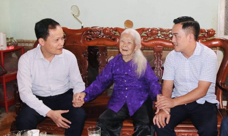 Le vice-président du Conseil populaire provincial, Nong Thanh Tung, a rendu visite aux familles politiques du district de Hoa An et leur a offert des cadeaux.