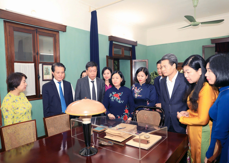 하노이 시 당위원회 서기인 부이 티 민 호아이와 하노이 시의 다른 지도자들은 호치민 주석에 대한 소개를 들었습니다.